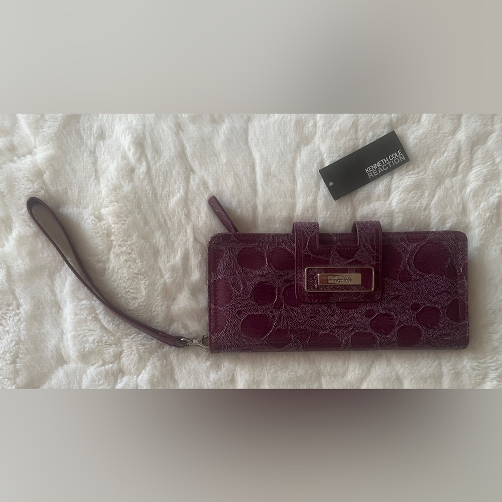 Kenneth Cole Reaction wristlet wallet.